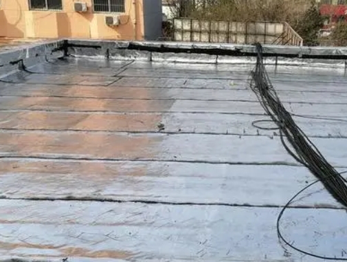 贺州卫生间漏水维修公司分享下贺州屋面楼顶防水刚性防水层施工要点。